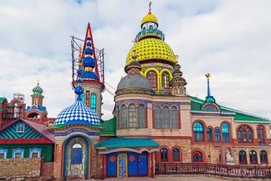 Bütün dinlerin Tapınağı kubbeleri. Köy, eski Arakchino. Kazan, Tataristan.