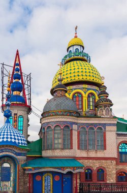 Bütün dinlerin Tapınağı kubbeleri. Köy, eski Arakchino. Kazan, Tataristan.