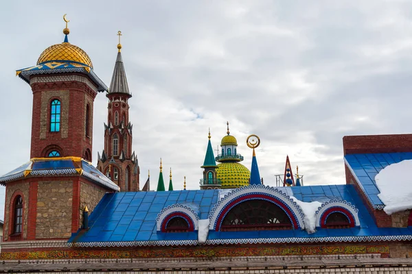 Купола храма всех религий. Деревня Старый Араккино. Казань . — стоковое фото