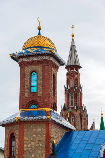 Купола храма всех религий. Деревня Старый Араккино. Казань . — стоковое фото