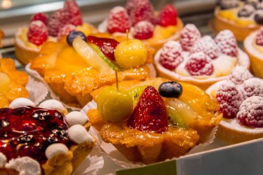 Kek Dükkanı penceresinde taze çilek ile