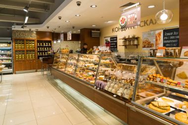 Moskova, Rusya - Mart 18.2017. Şekerleme Bölümü'nde Azbuka Vkusa bakkal