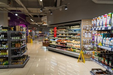 Moskova, Rusya - Mart 18.2017. Mağaza ürünler Zelenograd Azbuka Vkusa iç
