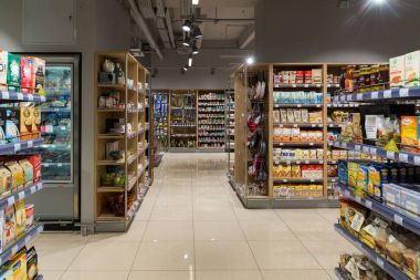 Moskova, Rusya - Mart 18.2017. Mağaza ürünler Zelenograd Azbuka Vkusa iç