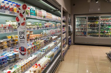 Moskova, Rusya - Mart 18.2017. Mağaza ürünler Zelenograd Azbuka Vkusa iç
