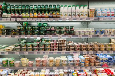 Moskova, Rusya - Mart 18.2017. Shop ürünler Azbuka Vkusa Zelenograd yoğurt ve süt tatlıları