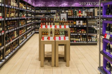 Moskova, Rusya - Mart 18.2017. Zelenograd Azbuka Vkusa deposu ürünlerinde alkol satan
