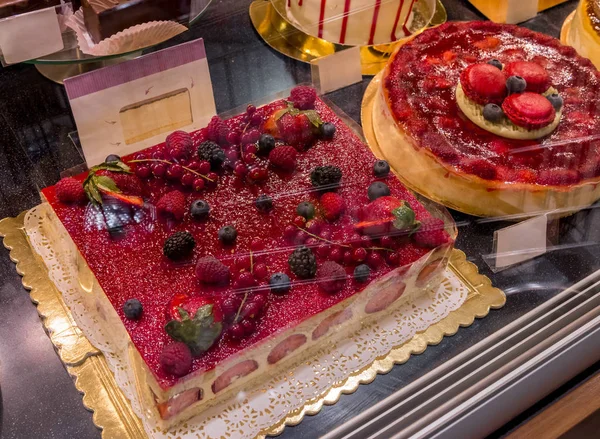 Bolos de frutas na vitrine da loja — Fotografia de Stock