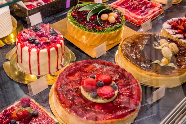 Obstkuchen im Schaufenster — Stockfoto