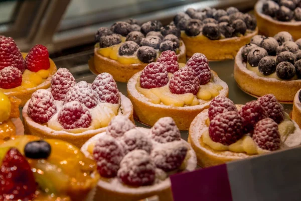 Cake with fresh berries on shop window — Stock Photo, Image