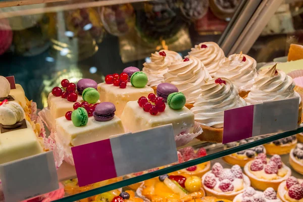 Pastel con bayas frescas y crema en el escaparate —  Fotos de Stock