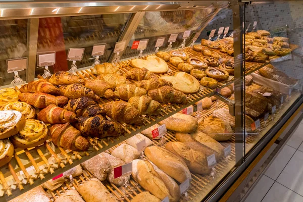 En uppsättning av croissanter och bröd i skyltfönster — Stockfoto