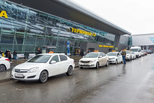 Kazan, Oroszország - március 25.2017. Fehér taxik közelében a repülőtér terminál 1a — Stock Fotó