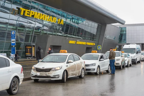 Kazan, Rusko - březen 25.2017. Bílá taxi poblíž letiště terminál 1a — Stock fotografie