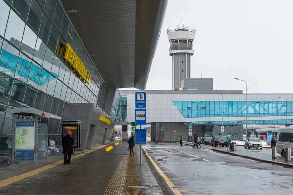 Kazán, Rusia - Marzo 25.2017. Terminal tipo 1A fuera del aeropuerto — Foto de Stock