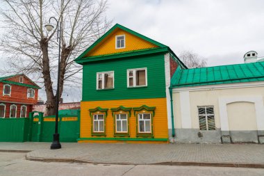 Kazan, Rusya Federasyonu - Mart 28.2017. Staro-Tatar Sloboda, yayalara Kayum Nasiry eski ahşap evde