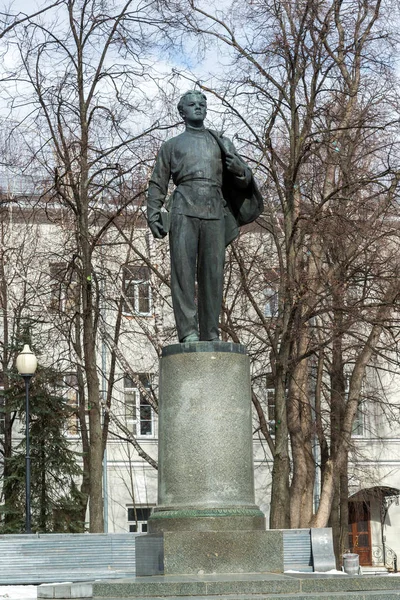 Kazan, Rússia - 28 de março de 2017. Monumento ao jovem Vladimir Lenin antes Kazan State University — Fotografia de Stock