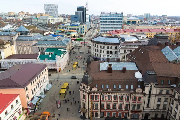 Kazan, Rússia - 28 de março de 2017. Vista superior do centro histórico E rua pedestre Bauman — Fotografia de Stock