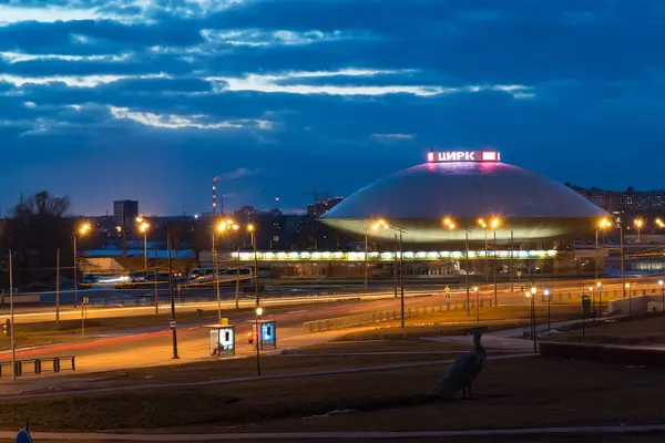 Казань, Россия - 25 марта 2017 г. Вид на здание цирка ночью — стоковое фото