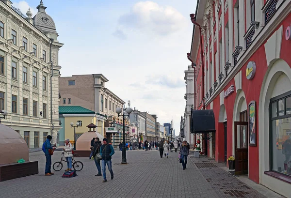Kazan, Russia - March 26.2017. Bauman Street - pedestrian street in historical part of city — Stock Photo, Image