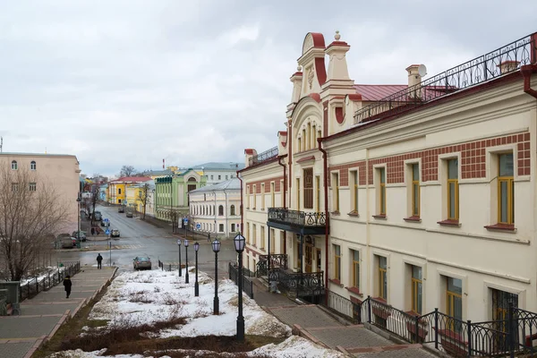 Kazan, Ryssland - mars 25.2017. Avdelningen för bostäder i historiska centrum av staden är Mislavsky street — Stockfoto