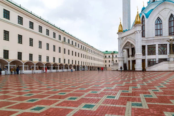 Kazan, Rusland - maart 26.2017. Het plein voor de Kul Sharif moskee — Stockfoto