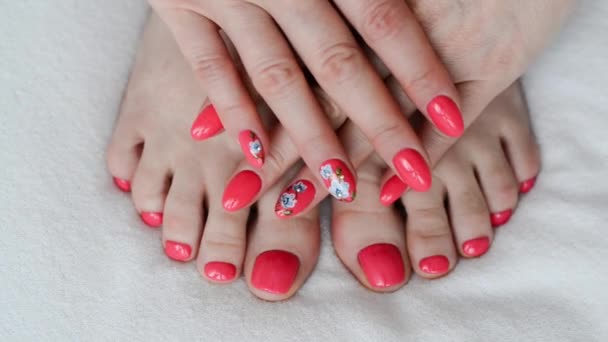 Mujer con manicura naranja y pedicura — Vídeos de Stock