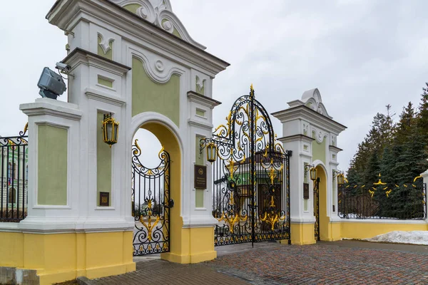 Kazan, Russia. Gates to Palace of President of Tatarstan in the Kazan Kremlin — Stock Photo, Image