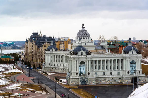 Paleis van boeren en residentiële complex Dvortsovaya Embankment in Kazan, Rusland — Stockfoto