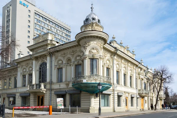 Kazan, Russia - 28 marzo 2017. Biblioteca Nazionale della Repubblica del Tatarstan, l'ex Casa di Zinaida Ushkova — Foto Stock