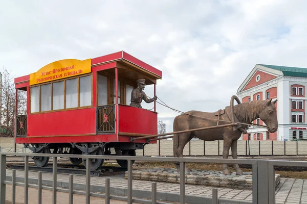 Καζάν, Ρωσία - Μαρ 28.2017. Μνημείο άλογο-εργάτης Πετρούσκα, που εργάστηκαν για άμαξα σιδηροδρόμων — Φωτογραφία Αρχείου