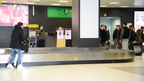 Kazán, Rusia - Mar 25.2017. Recepción de equipaje desde la cinta transportadora en el aeropuerto — Vídeos de Stock