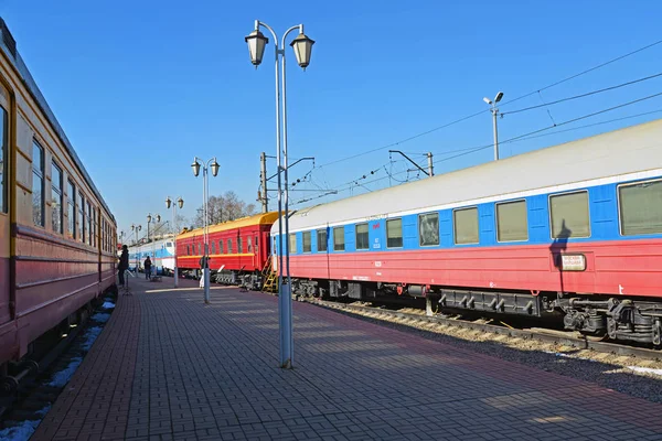 Moskva, Ryssland - April 1.2017. Vagnar av tåg Rus och Moskva-Warszawa i Museum of History av järnvägen Transport utveckling — Stockfoto