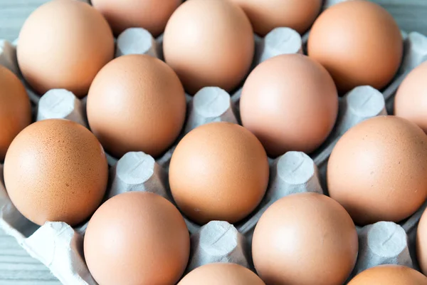 Коричневые куриные яйца в картонной коробке — стоковое фото