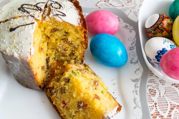 切的复活节蛋糕和染色的鸡蛋 — 图库照片