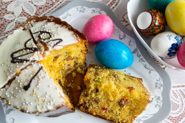 Corte bolo de Páscoa e ovos tingidos — Fotografia de Stock