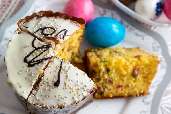 Pokroić ciasto wielkanocne i barwione jaja — Zdjęcie stockowe