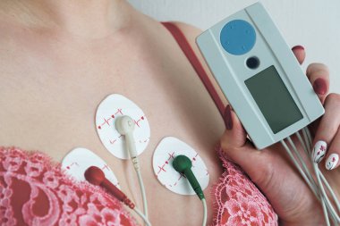 Elektrotlar Holter kadın göğüs üzerinde izleme