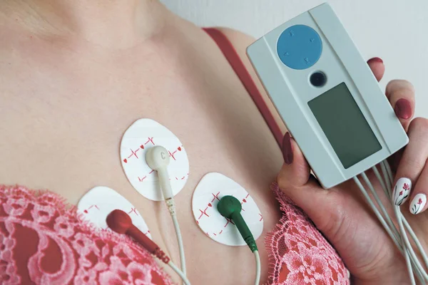 Holtera elektrody na klatce piersiowej kobiety — Zdjęcie stockowe