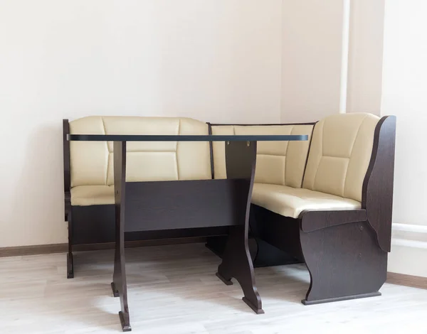 Küchenecke Sofa und Tisch im Innenraum — Stockfoto