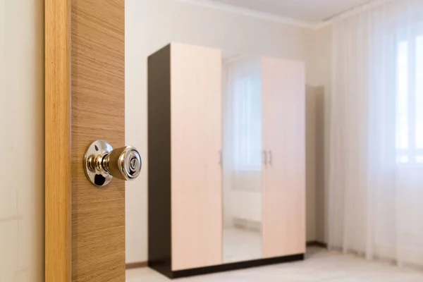 Ajar puerta a habitación con un armario — Foto de Stock