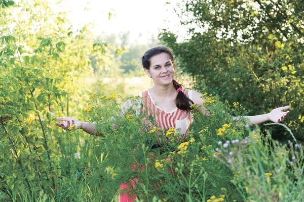 Çalılıkları solucan otu, güzel Rus kızı