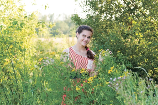 Çalılıkları solucan otu, güzel Rus kızı