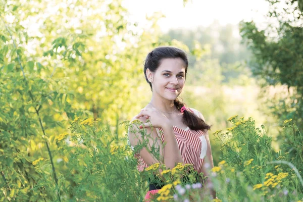 Çalılıkları solucan otu, güzel Rus kızı