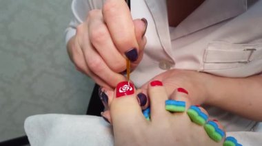 Ana berabere bir gül üzerinde parmak tırnak - pedikür