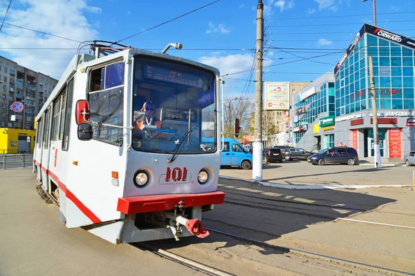 Tver, russia - may 07.2017. 5 tram route at stop Railway station — Stock Photo, Image