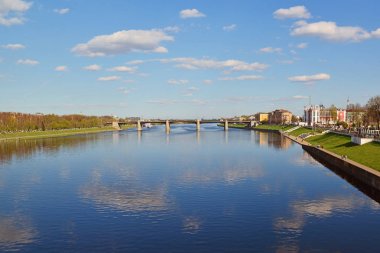 Tver, Rusya Mihail Yaroslavich iskele boyunca Volga Nehri'nin görünümü.