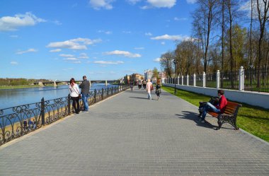 Tver, Rusya Federasyonu - 07.2017 olabilir. İnsanlar Mikhail Yaroslavich iskele üzerinde