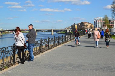 Tver, Rusya Federasyonu - 07.2017 olabilir. İnsanlar Mikhail Yaroslavich iskele üzerinde