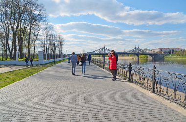 Tver, Rusya Federasyonu - 07.2017 olabilir. Setin Starovolzhsky Köprüsü yakınlarında için her zamanki yerde yürür